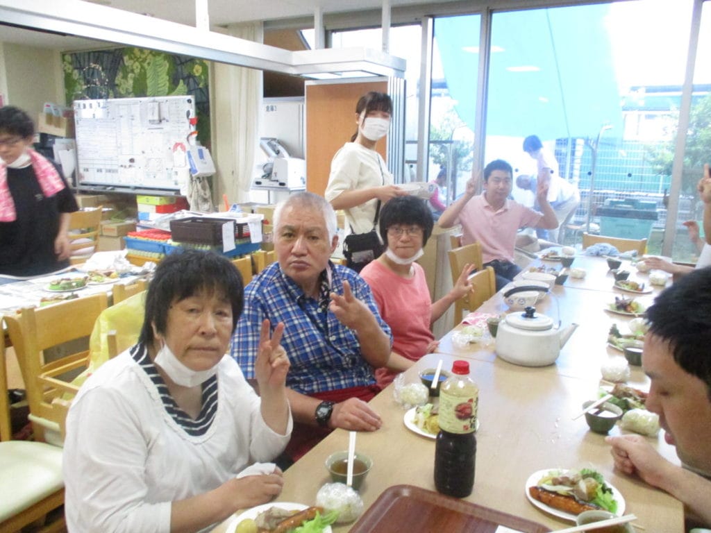 みんなで楽しくバーベキューイベントを楽しんでいる様子