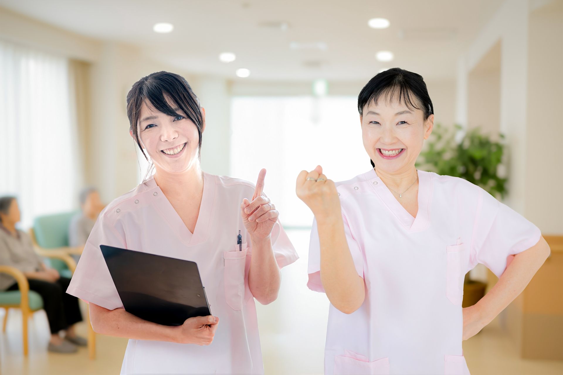 子どもたちが公園で元気よく走っている様子